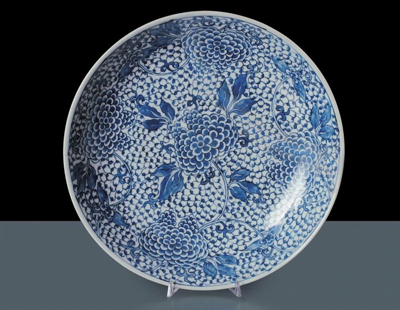 Piatto in porcellana, epoca Imperatore Kang-Xi (1654-1722)  - Auction Oriental Art - Cambi Casa d'Aste