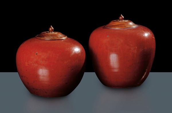 Coppia di vasi in porcellana smaltata a sangue di bue, Cina XVIII secolo