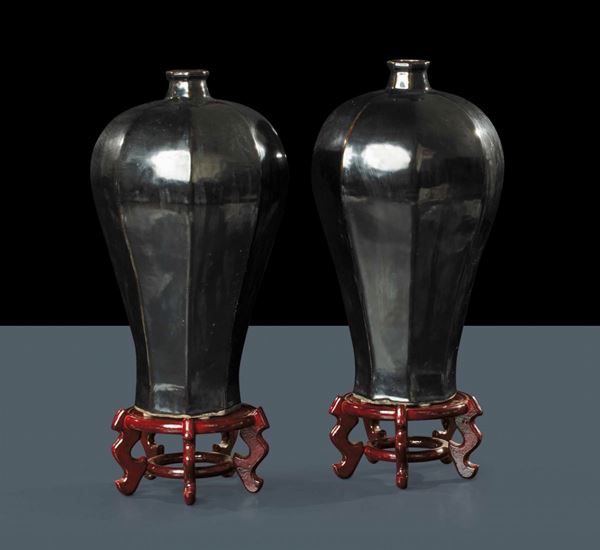 Coppia di vasi in terracotta di forma ottagonale, Cina XIX secolo