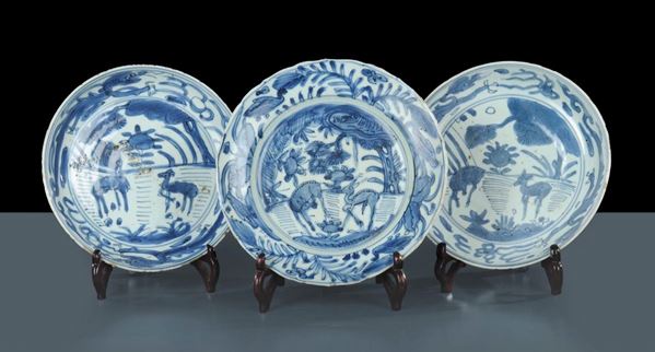 Tre piatti Won ling in porcellana, Cina XVII secolo