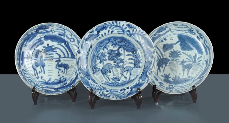 Tre piatti Won ling in porcellana, Cina XVII secolo  - Asta Arte Orientale - Cambi Casa d'Aste