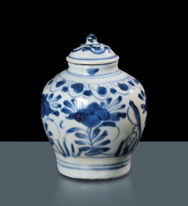 Vasetto con coperchio in porcellana, epoca Ming (1368-1644)