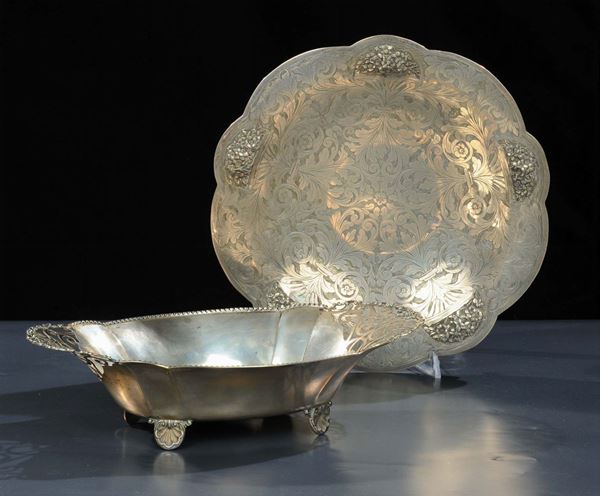 Due cestini diversi in argento sbalzato e traforato