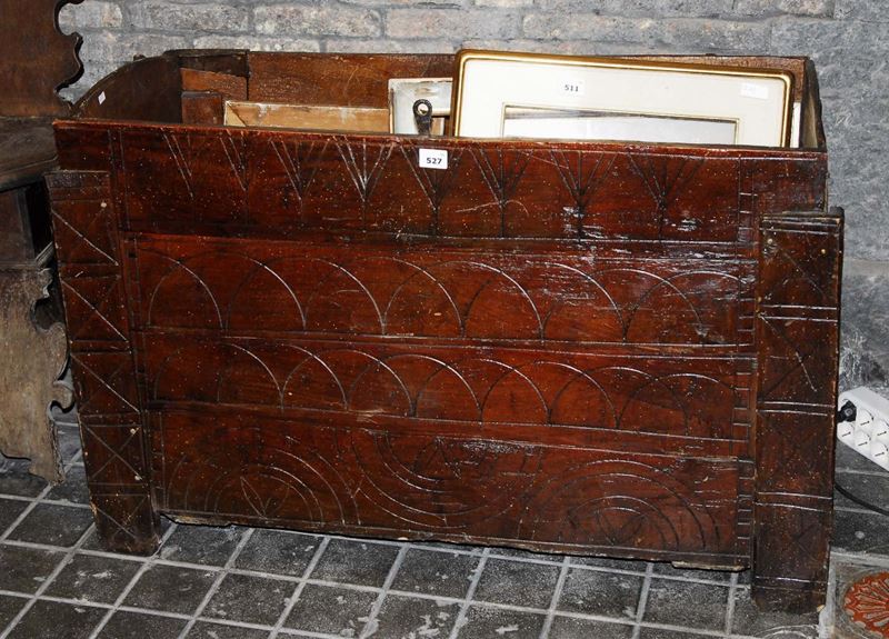 Cassapanca in legno intagliato, Italia centrale XIX secolo  - Auction OnLine Auction 03-2012 - Cambi Casa d'Aste