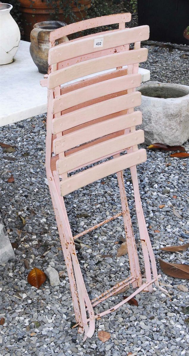 Due sedie pieghevoli e tavolino in metallo, Francia '40  - Auction Antiquariato, Argenti e Dipinti Antichi - Cambi Casa d'Aste