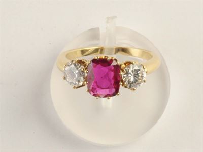 Anello con Rubino e Diamanti
