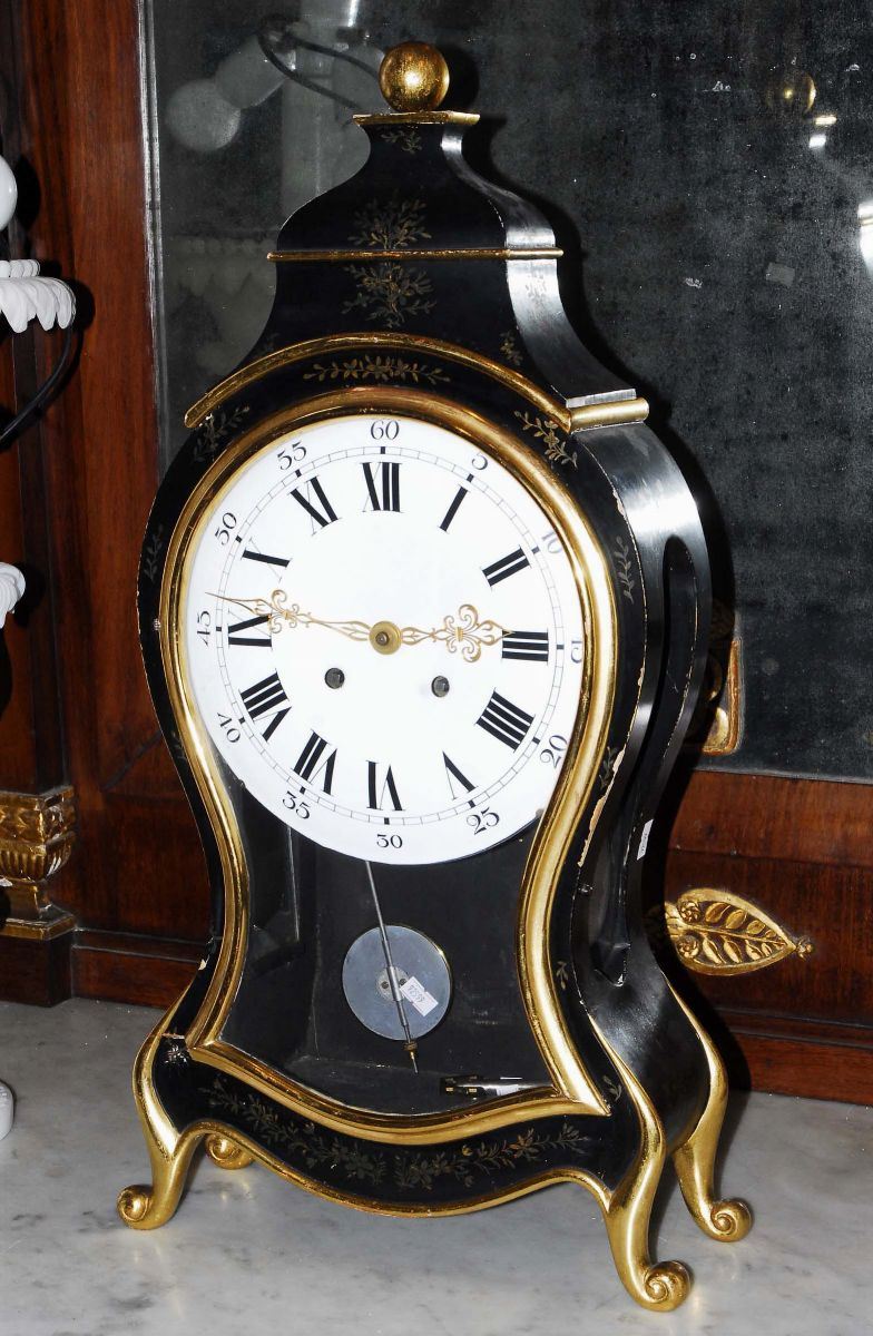 Pendola da tavolo in legno laccato nero e dorato, XX secolo  - Auction Antiquariato e Dipinti Antichi - Cambi Casa d'Aste