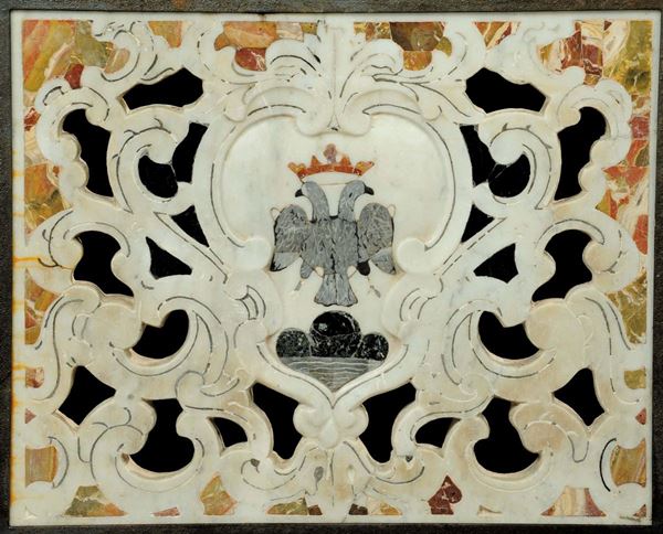 Stemma in marmo bianco traforato a volute, XVIII secolo