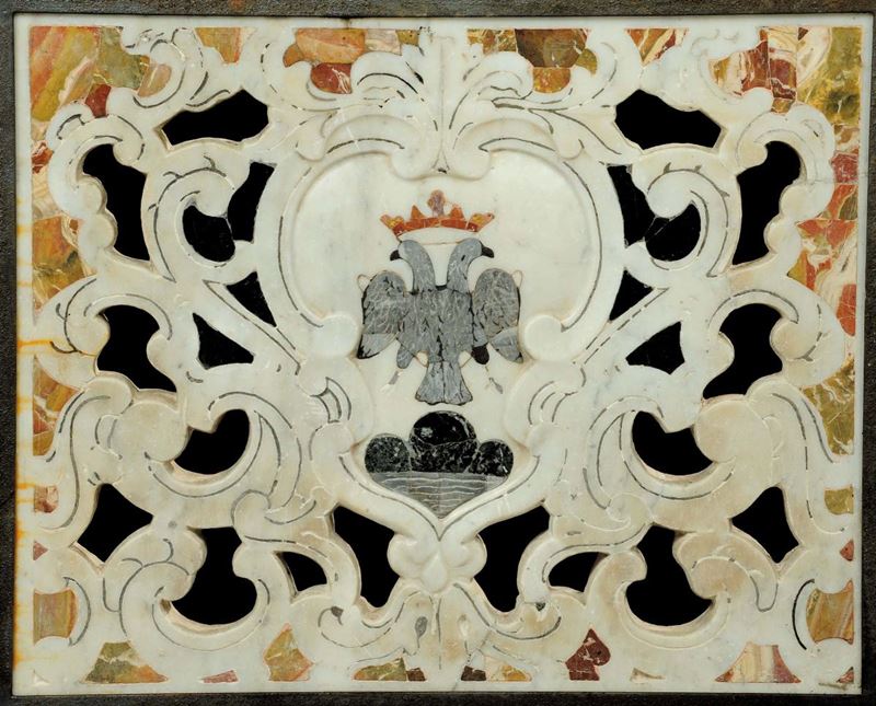 Stemma in marmo bianco traforato a volute, XVIII secolo  - Asta Antiquariato e Dipinti Antichi - Cambi Casa d'Aste