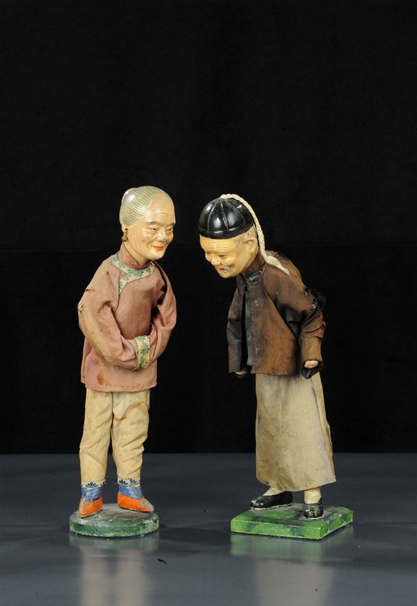 Due statuine in terracotta dipinta in policromia raffiguranti personaggi orientali