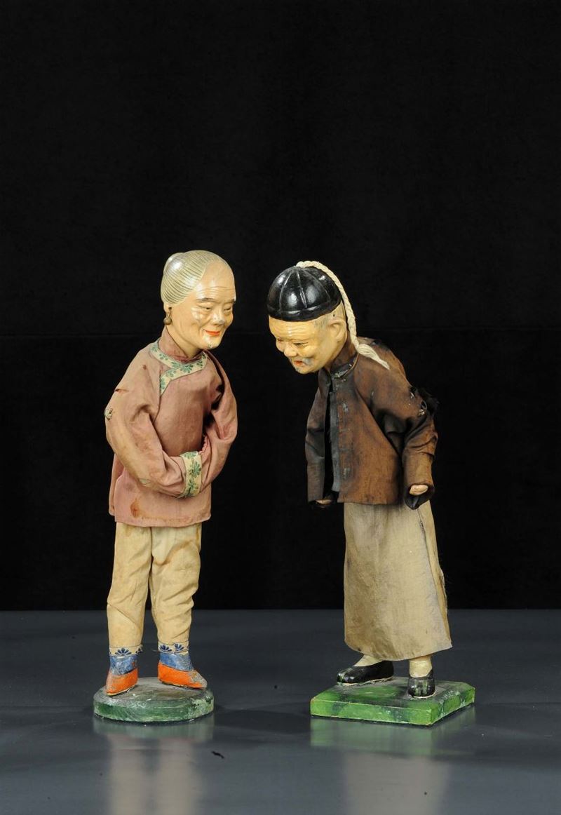 Due statuine in terracotta dipinta in policromia raffiguranti personaggi orientali  - Asta Antiquariato e Dipinti Antichi - Cambi Casa d'Aste