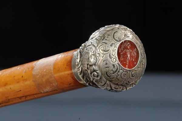 Bastone da passeggio con pomo in argento cesellato, XIX secolo