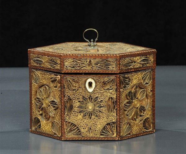 Scatola porta te in legno a sezione esagonale, XVIII secolo