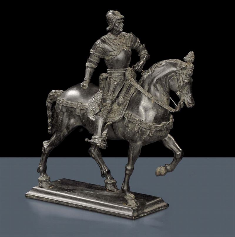 Scultura in bronzo brunito raffigurante soldato a cavallo, XIX secolo  - Auction Old Paintings and Furnitures - Cambi Casa d'Aste