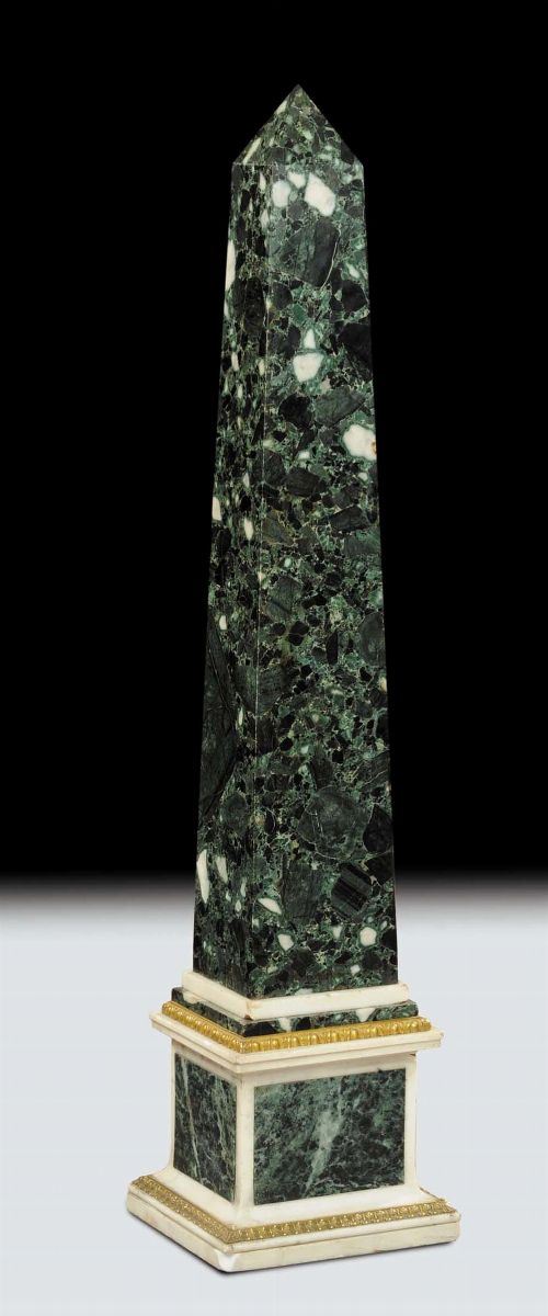 Grande obelisco in marmo verde e bianco, XIX secolo  - Asta Antiquariato e Dipinti Antichi - Cambi Casa d'Aste
