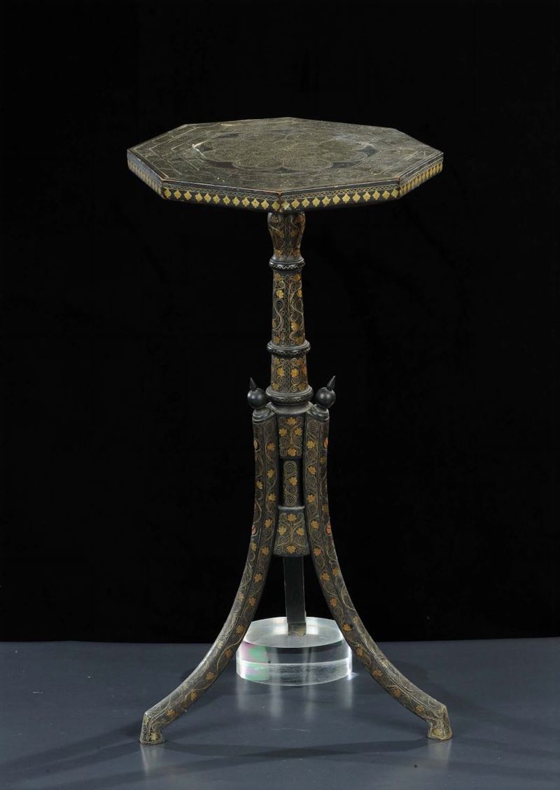 Tavolino esagonale con intarsi in metallo, Turchia fine XIX secolo  - Auction Old Paintings and Furnitures - Cambi Casa d'Aste