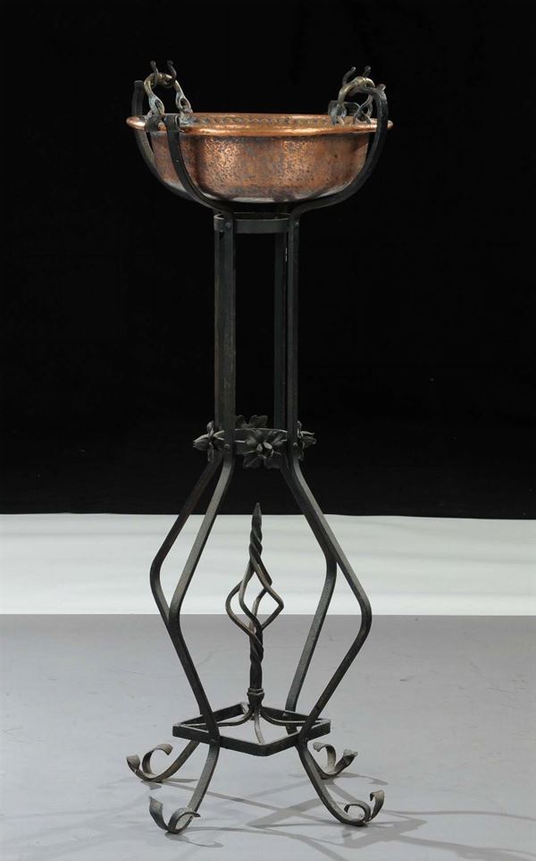 Trespolo con struttura in ferro battuto e conca in rame, XX secolo