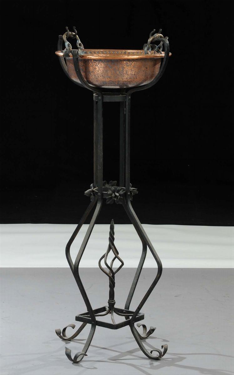 Trespolo con struttura in ferro battuto e conca in rame, XX secolo  - Auction Old Paintings and Furnitures - Cambi Casa d'Aste