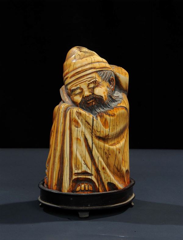 Statuina orientale in osso raffigurante saggio con tunica, Cina