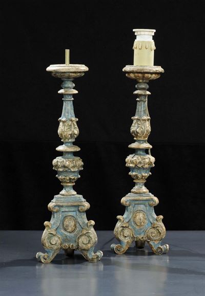 Coppia di Torciere Ad una Luce in Legno Intagliato e Laccato, Italia Centrale XVIII Secolo