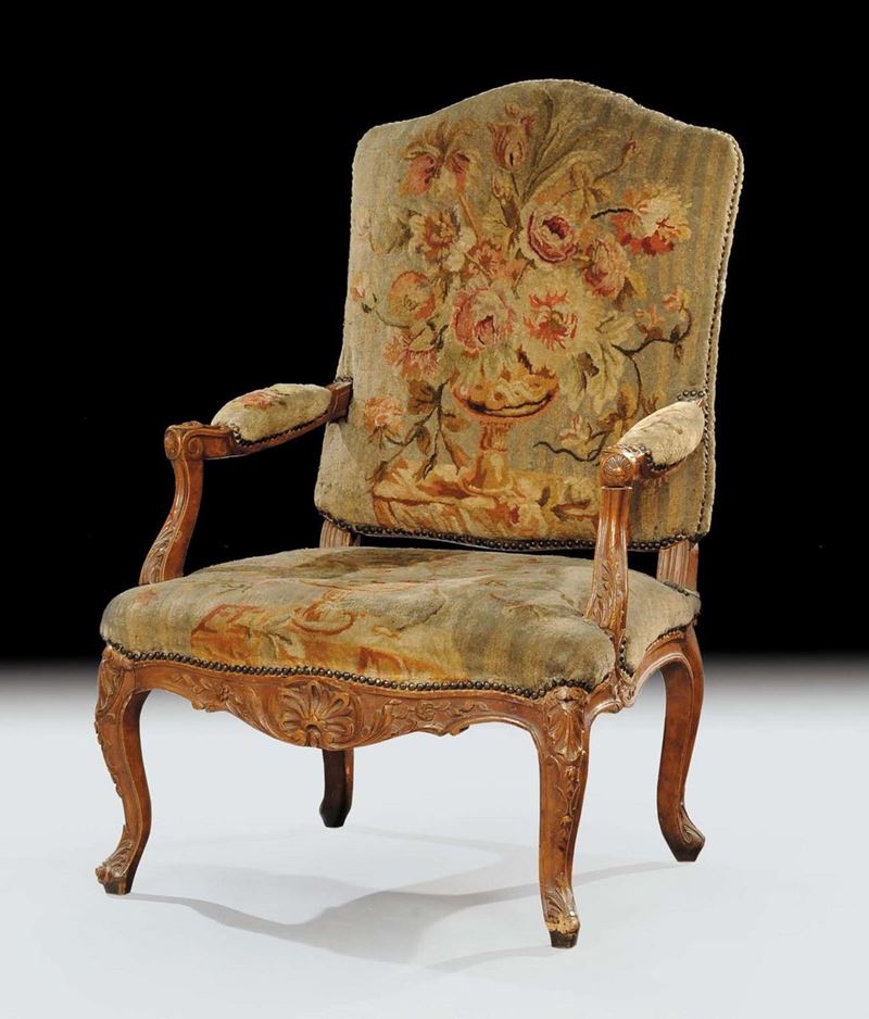 Poltrona Luigi XV in noce intagliato, Francia XVIII secolo  - Auction Old Paintings and Furnitures - Cambi Casa d'Aste