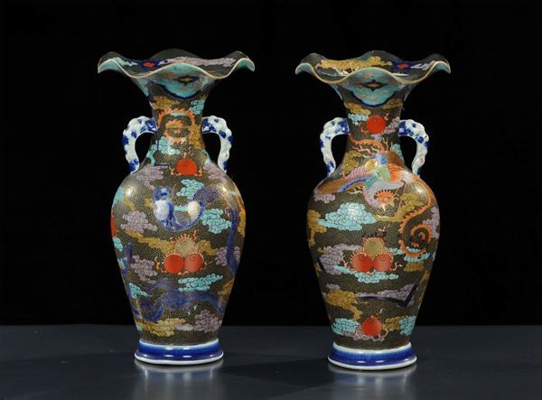 Coppia di vasi  biansati in porcellana, Cina inizio XX secolo