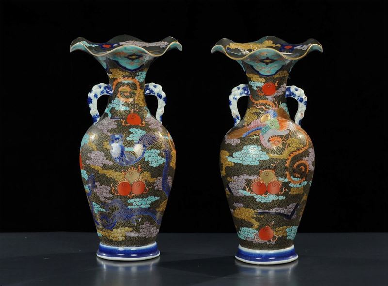 Coppia di vasi  biansati in porcellana, Cina inizio XX secolo  - Asta Arte Orientale - Cambi Casa d'Aste