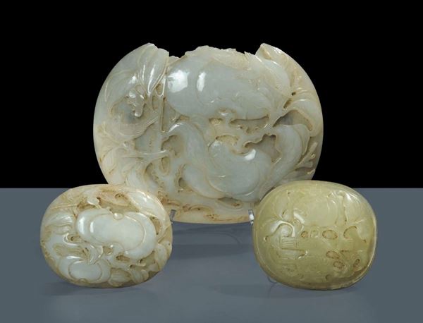 Tre oggetti in giada bianca, Cina XVIII secolo