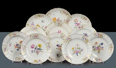 Insieme di Ventiquattro Piatti di Misure Diverse in Porcellana di Meissen, 1760 Circa