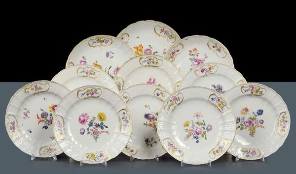Insieme di ventiquattro piatti di misure diverse in porcellana di Meissen, 1760 circa