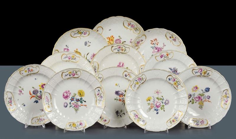 Insieme di ventiquattro piatti di misure diverse in porcellana di Meissen, 1760 circa  - Auction Antiquariato, Argenti e Dipinti Antichi - Cambi Casa d'Aste
