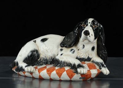 Scultura in Ceramica Raffigurante Cane su Cuscino, XX Secolo