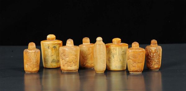 Otto snuff bottles in osso inciso, riferibili a epoca Qing (1644-1911)