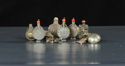 Undici Snuff Bottles in Argento e Metallo Sbalzato, Cina XX Secolo