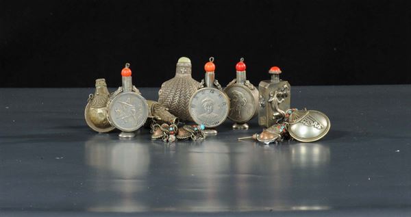 Undici snuff bottles in argento e metallo sbalzato, Cina XX secolo