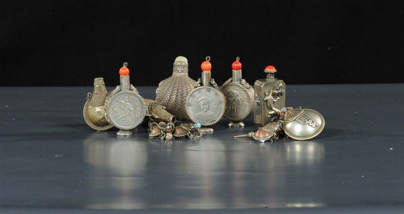 Undici snuff bottles in argento e metallo sbalzato, Cina XX secolo  - Asta Arte Orientale - Cambi Casa d'Aste