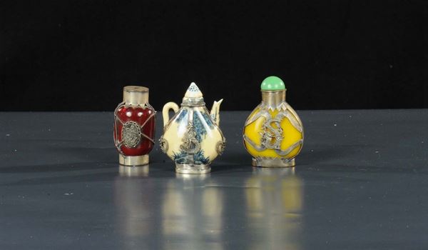 Tre snuff bottles in materiali diversi, Cina XIX-XX secolo