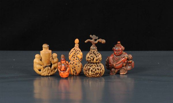 Cinque snuff bottles in legno scolpito, Cina epoca dinastia Qing