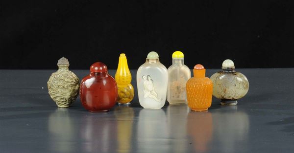 Sette snuff bottles in vetro, agata, giada e argento, Cina XX secolo