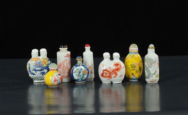 Otto snuff bottles in vetro e porcellana, Cina XIX-XX secolo