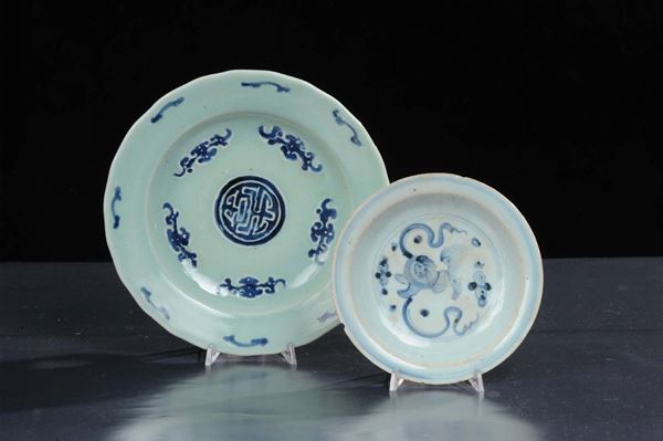Due piatti in ceramica con decoro blu, Cina XVII-XVIII secolo
