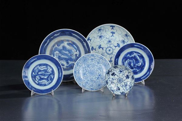 Sei piatti e piattini in ceramica con decoro monocromo blu, Cina XVIII secolo