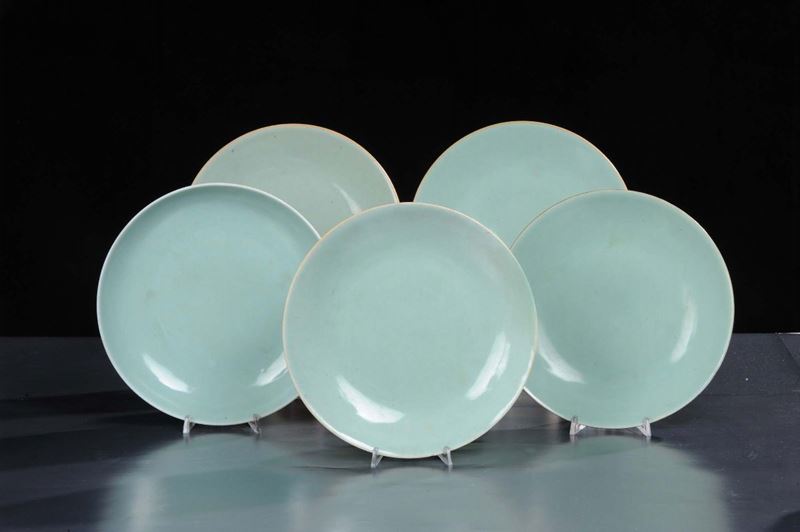 Cinque piatti in ceramica verde, Cina epoca Jin Qing  - Asta Arte Orientale - Cambi Casa d'Aste