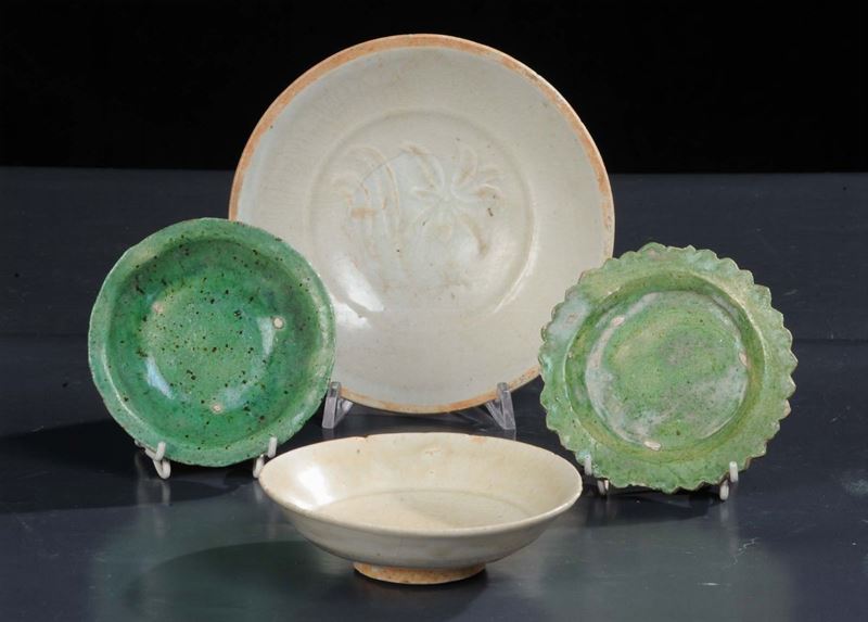 Quattro piattini in ceramica di misure differenti, Cina epoca Song ed epoca Ming  - Asta Arte Orientale - Cambi Casa d'Aste