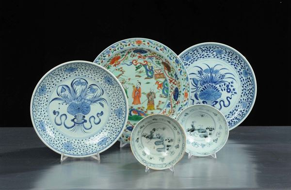 Lotto di tre piatti e due ciotole in porcellana, Cina, da XVIII a XX secolo
