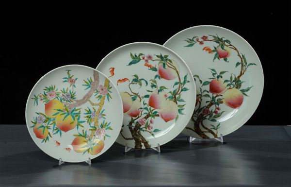 Tre piatti in porcellana con nove pesche, Cina, fine XIX inizio XX secolo