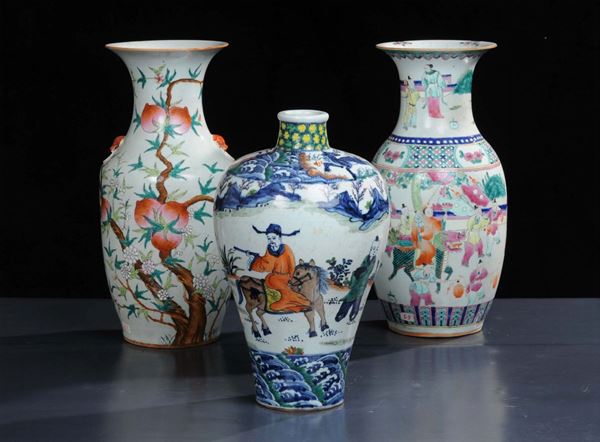 Lotto di tre vasi diversi in porcellana, Cina fine XIX inizio XX secolo