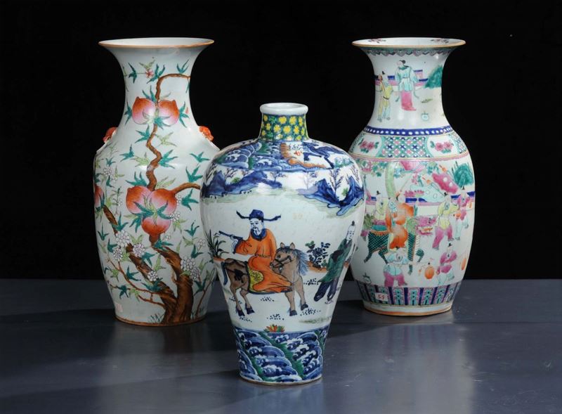 Lotto di tre vasi diversi in porcellana, Cina fine XIX inizio XX secolo  - Asta Arte Orientale - Cambi Casa d'Aste