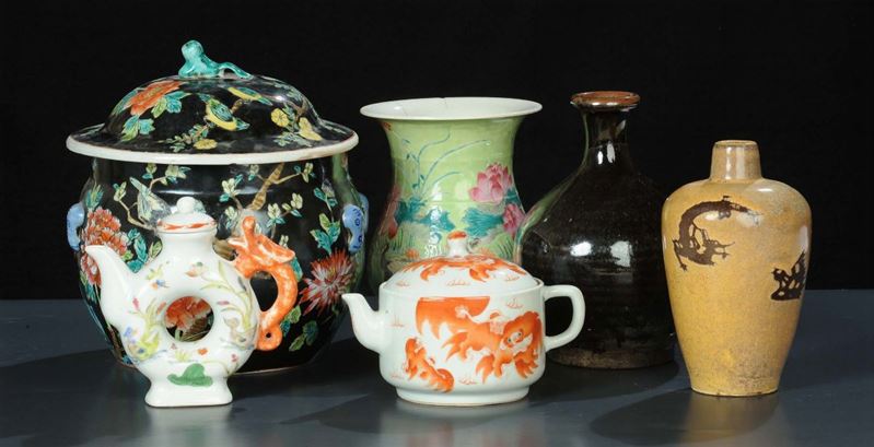 Lotto di sei pezzi ceramica di varie epoche e manifatture  - Asta Arte Orientale - Cambi Casa d'Aste