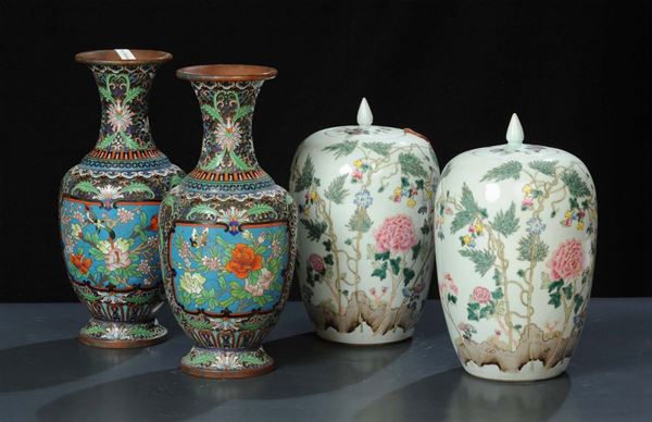 Due coppie di vasi in porcellana e smalto, Cina XIX-XX secolo